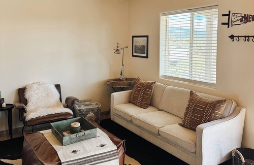 El Prado House | Couples getaway in cozy casita! Taos mountain Views!
