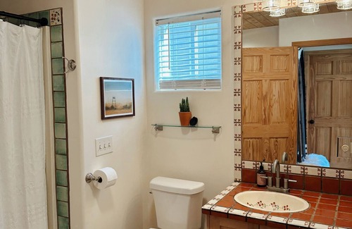 El Prado House | Couples getaway in cozy casita! Taos mountain Views!