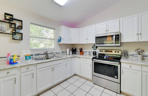 Laurel Apartment | Couple’s Getaway Near Historic Downtown Venice!