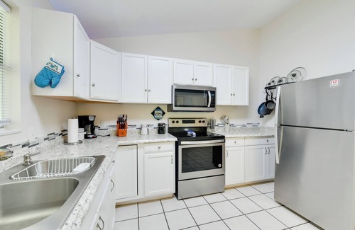 Laurel Apartment | Couple’s Getaway Near Historic Downtown Venice!