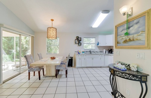 Laurel Apartment | Couple’s Getaway Near Historic Downtown Venice!