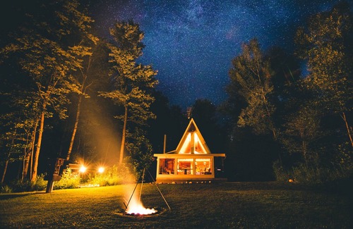 Irons Cottage | Couples Retreat on the River.