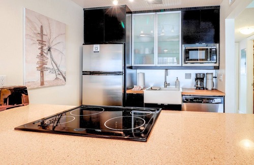 Historic District Condo | Couples Retreat at Colony Beach Club