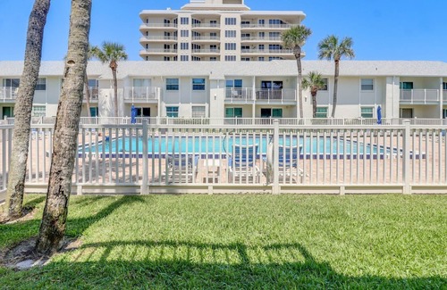 Historic District Condo | Couples Retreat at Colony Beach Club