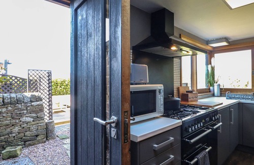 Belper Cottage | COUPLING COTTAGE, pet friendly, with hot tub in Belper