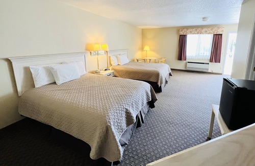 Mackinaw City Hotel | Court Plaza Inn & Suites
