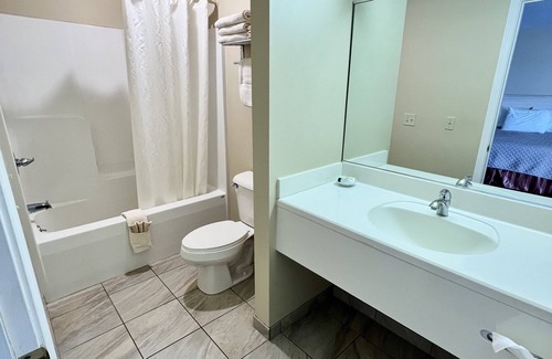 Mackinaw City Hotel | Court Plaza Inn & Suites