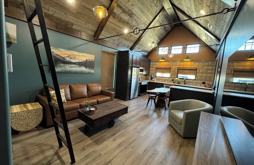 Marionville Cottage | Courtside Cottage next to Pickleball Warehouse. Unique place to stay!