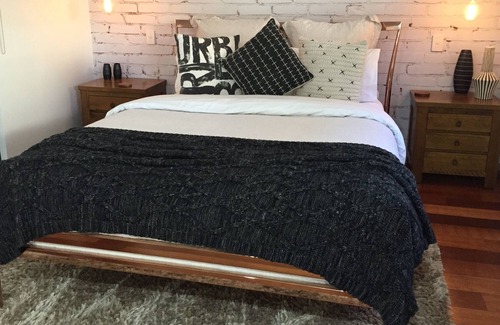 Kenmore House | Courtyard Apartment near Lone Pine Koala Sanctuary