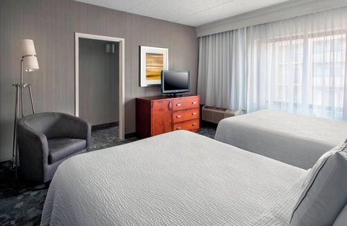 Newark Hotel | Courtyard by Marriott Newark Liberty International Airport