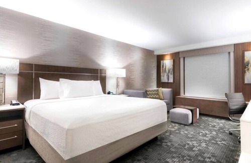 Edgewater House | Courtyard by Marriott Edgewater/NYC Area - Stylish & Comfortable