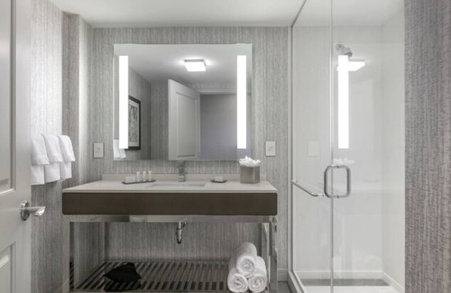 Edgewater House | Courtyard by Marriott Edgewater/NYC Area - Stylish & Comfortable