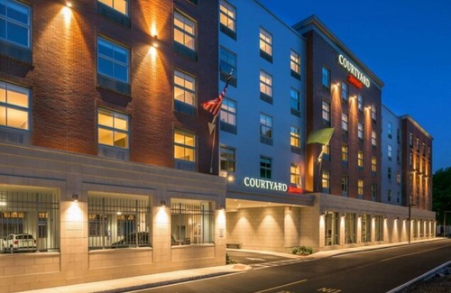 Edgewater House | Courtyard by Marriott Edgewater/NYC Area - Stylish & Comfortable