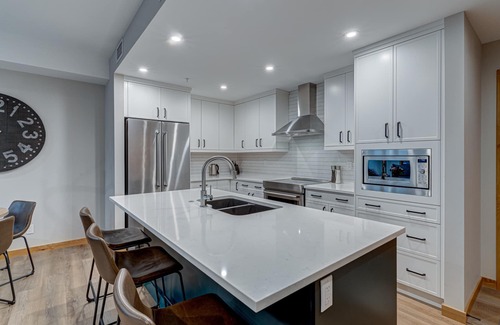 Canmore Condo | Courtyard Charm - 1 BR King/1 bath condo