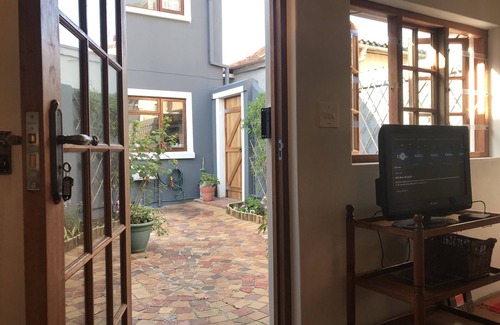 Muizenberg Cottage | Courtyard Cottage Muizenberg; Cosy Studio Apartment