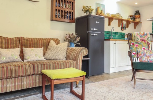 Saxmundham Cottage | COURTYARD COTTAGE, POPLAR FARM BARN, romantic in Saxmundham
