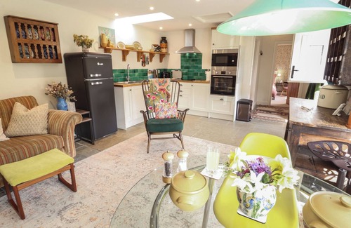 Saxmundham Cottage | COURTYARD COTTAGE, POPLAR FARM BARN, romantic in Saxmundham