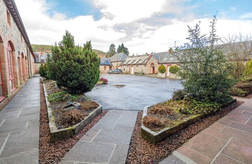 Tomich Cottage | Courtyard Cottage seasonal pool, wi fi, sleeps 6 guests in 2 bedrooms + sofa bed