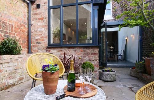 York House | Courtyard Cottage York - Free Parking