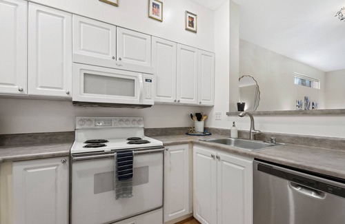 Belltown Condo | Courtyard Garden Oasis! with Pool & Parking
