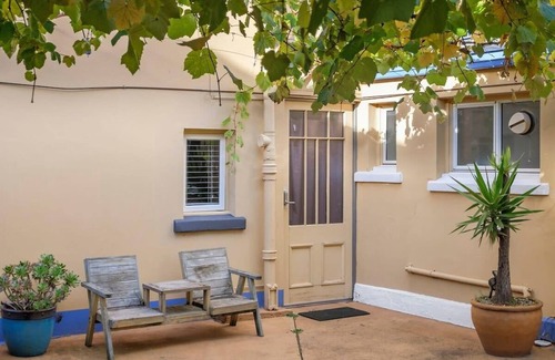 North Hobart Apartment | Courtyard Serenity at Grappa Court North Hobart