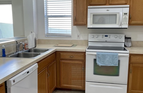 Lady Lake House | Courtyard Villa with gas golf cart located between two Town Squares!