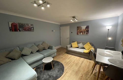 Norwood Green Apartment | Cousy West London flat with King size bed and parking