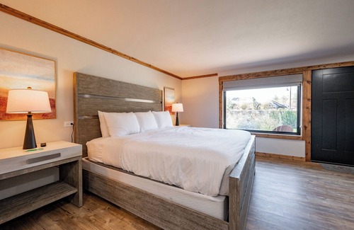 Thayerville Hotel | Cove Creek Lodge 104: Poolside Executive King Suite
