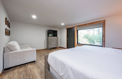 Thayerville Hotel | Cove Creek Lodge 108: Lakeside Executive King Suite