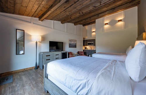 Thayerville Hotel | Cove Creek Lodge 202: Poolside Double Queen Room