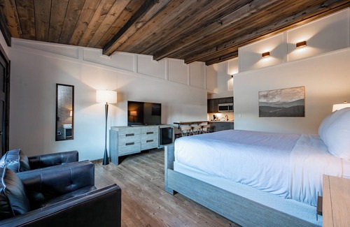 Thayerville Hotel | Cove Creek Lodge: 208 King Room ADA Accessible