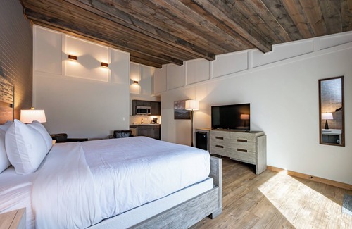 Thayerville Hotel | Cove Creek Lodge 219: Lakeside Executive King Suite