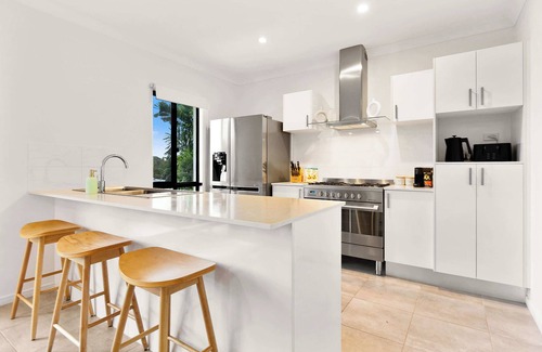 Macalister Range House | Cove Retreat - heated Pool, Pet friendly