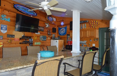 Lake Ozark House | COVE RETREAT LAKEFRONT HOT TUB OUTSIDE BAR PRV DOCK LOCATION FIRE PIT & MORE!
