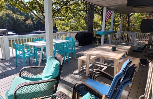 Lake Ozark House | COVE RETREAT LAKEFRONT HOT TUB OUTSIDE BAR PRV DOCK LOCATION FIRE PIT & MORE!