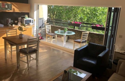 Covent Garden Apartment | Covent Garden Flat with two balconies overlooking outdoor pool