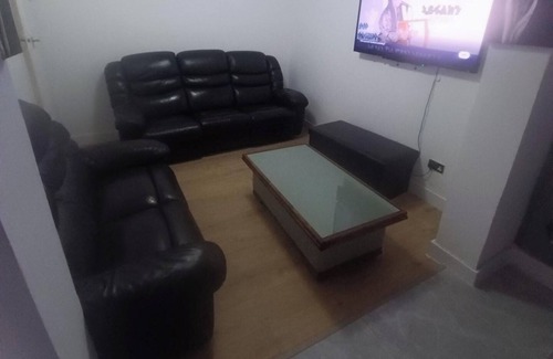 Acresford House | Coventry Stay - Sleeps 8, Free Parking & Pets