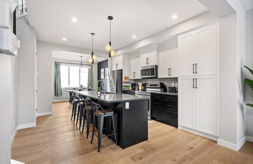 Calgary House | Cowboy Chalet SE, AC, Games, King Bed, 20 min to Down Town