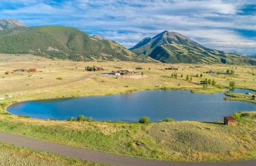 Pray House | Cowboy Lake Lodge close to Chico, private pond