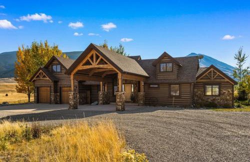 Pray House | Cowboy Lake Lodge close to Chico, private pond