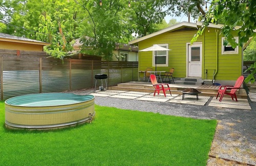 Holly House | Cowboy Pool ✔️ Fenced Yard ❤️ Walk to BBQ & Breweries 🏛️ 4 min to Capitol & UT