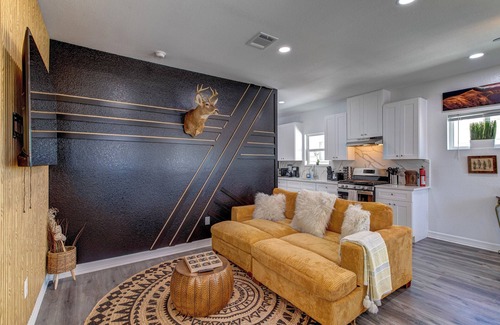Northeast Houston House | Cowboy Ranch House – Stylish 3 BDR, Pet Friendly!