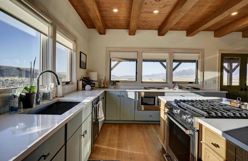 Pray House | Cowboy Retreat- A gorgeous 3 bedroom home near Chico Hot Springs with views!