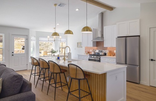 West Oak Hill House | Cowboy Ridge - Luxe & Serene Gem: Heated Pool - Games - Fire Pits - Sleeps 12