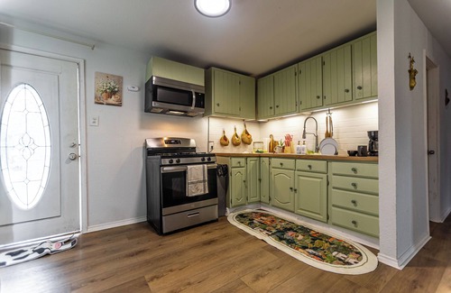West San Antonio House | CowboyCottage SMU/Fiesta/DT/RiverWalk/SeaWorld/LackLandAFB/FrostBankCenter