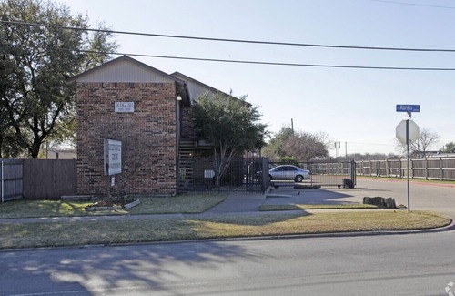 South Arlington Apartment | Cowboys Chic Studio: 3 miles to AT&T Stadium