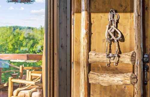 Smithville Cabin | Cowhide Cabin Lake Views Hot Tub