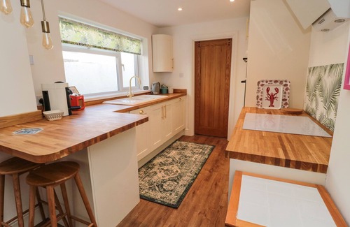 Cullercoats Cottage | COWRIE COTTAGE, pet friendly, with open fire in Cullercoats