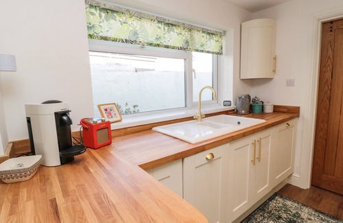 Cullercoats Cottage | COWRIE COTTAGE, pet friendly, with open fire in Cullercoats
