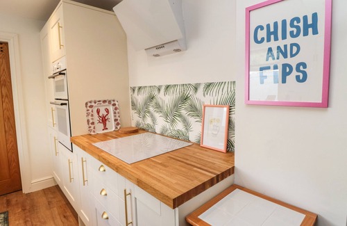 Cullercoats Cottage | COWRIE COTTAGE, pet friendly, with open fire in Cullercoats